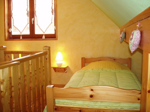 Einzelbett im ausgebauten Dachboden Schlafzimmer in unserem Ferienhaus im Elsass